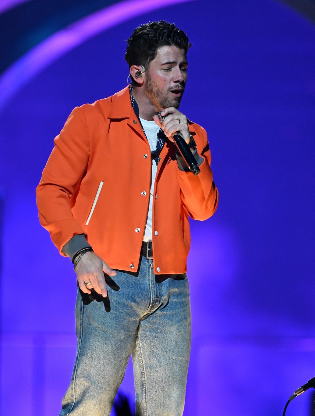Ник Джонас выступает на концерте в рамках тура «Привет из вашего родного города».