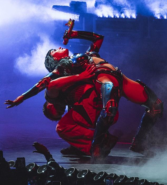 Ее образ довершали интегрированные перчатки и ботфорты.