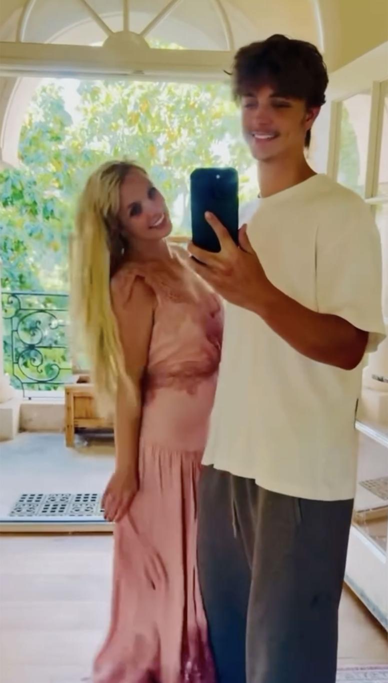 Бритни Спирс и Джейден Федерлайн делают совместное селфи.