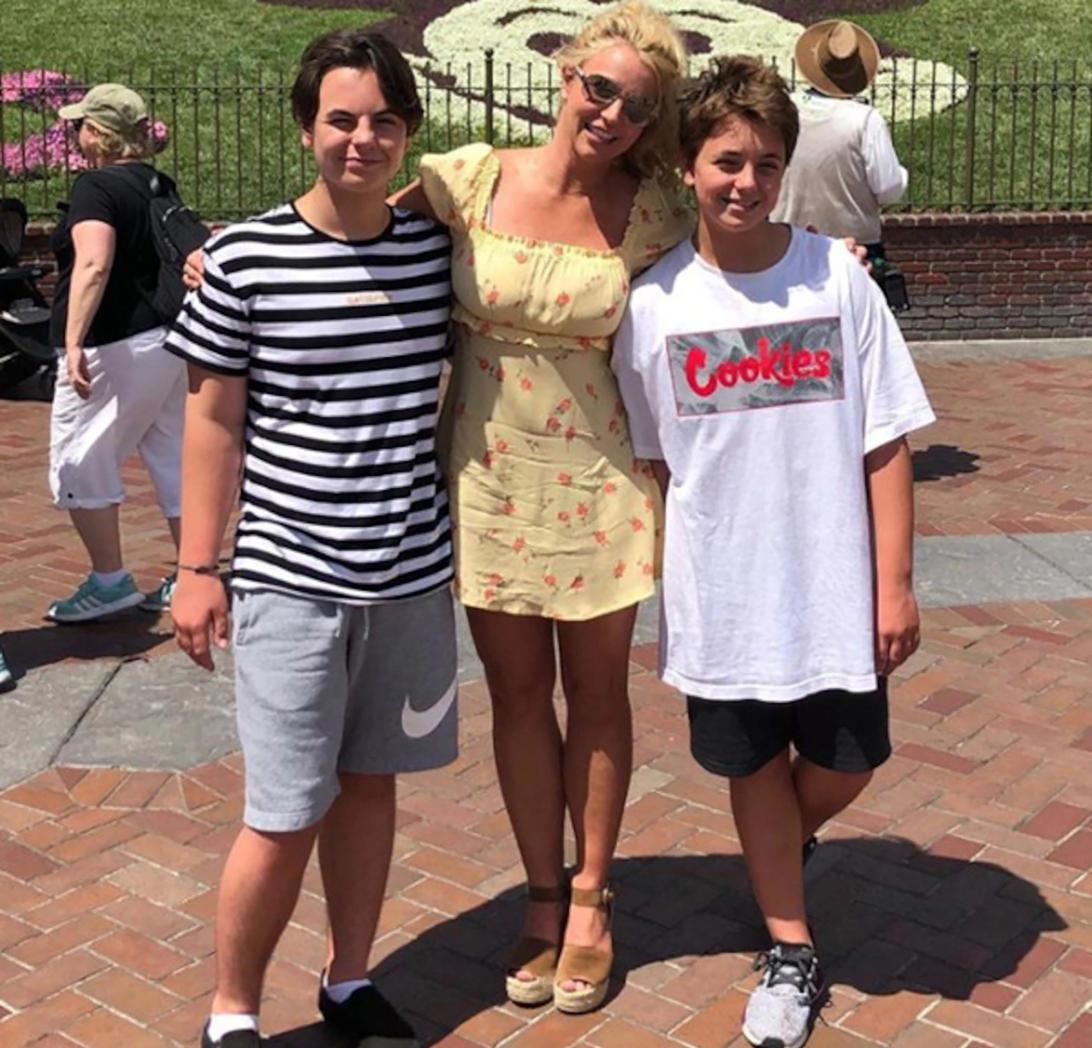 Бритни Спирс с сыновьями Джейденом и Престоном.