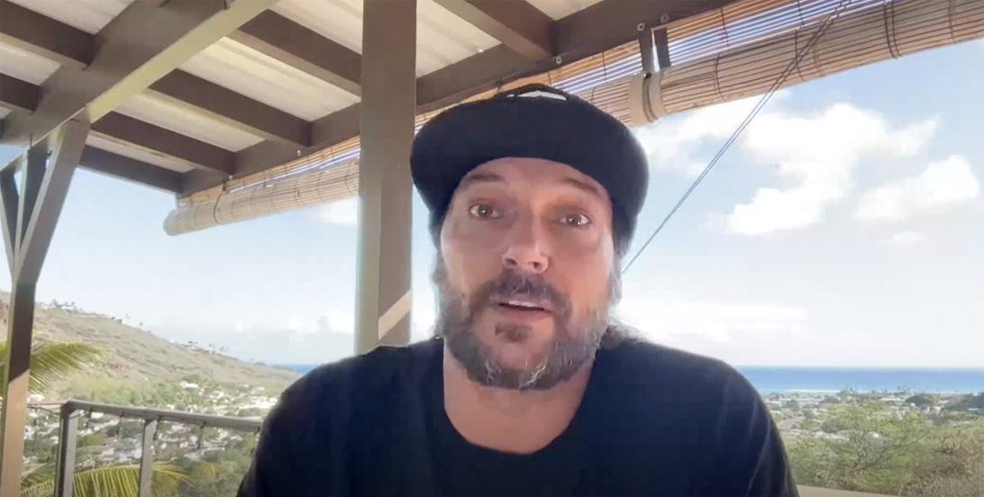 Кевин Федерлайн в прямом эфире на Talk Shop Live.