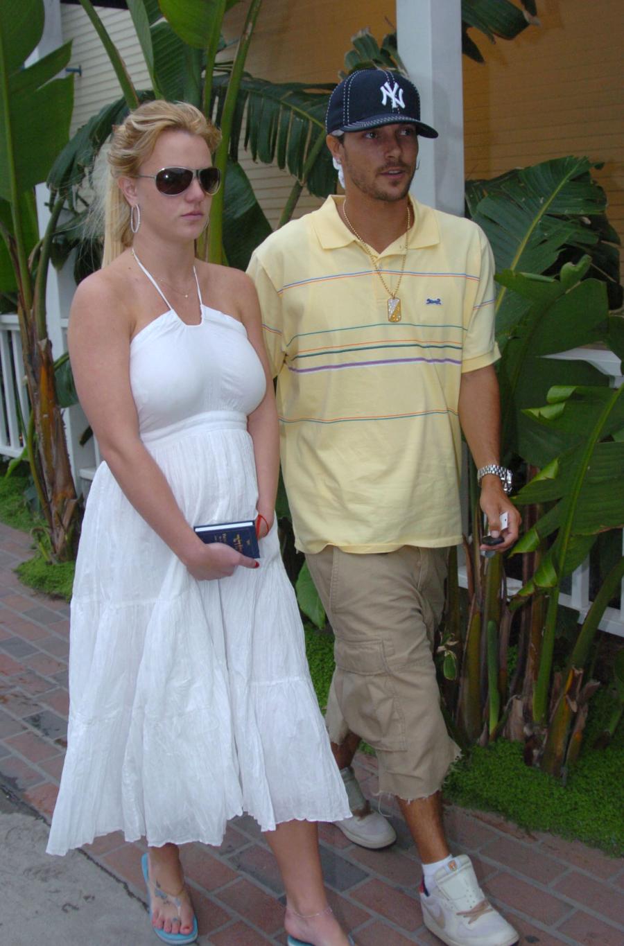 Бритни Спирс и Кевин Федерлайн прогуливаются на улице.