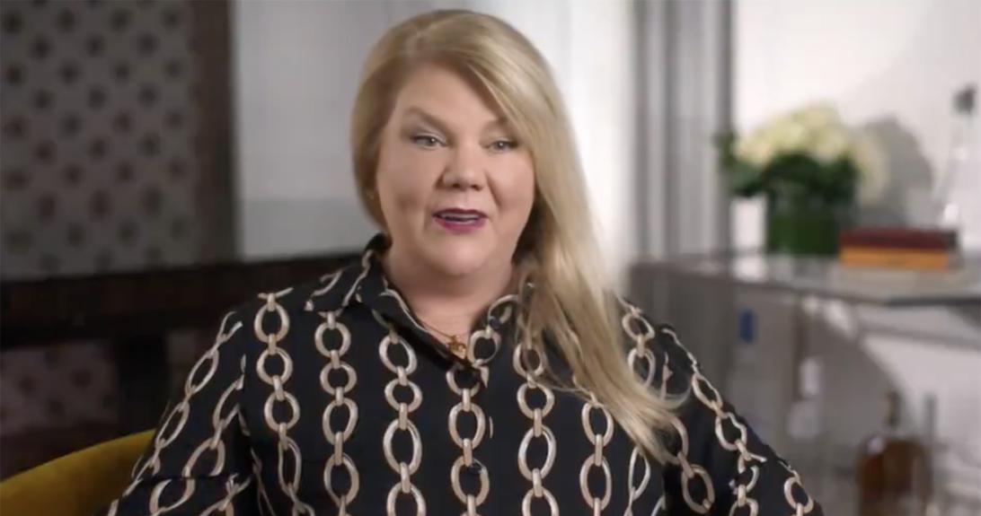 Мама Тейлор Свифт, Андреа Свифт, восхищается будущим зятем в новом трейлере к документальному сериалу певицы «Конец эпохи»