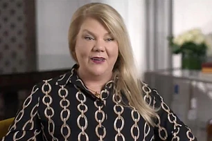 Мама Тейлор Свифт, Андреа Свифт, восхищается будущим зятем в новом трейлере к документальному сериалу певицы «Конец эпохи»