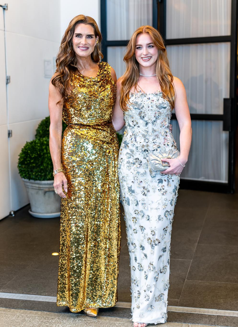 Актриса Брук Шилдс с дочерью Роуэн Фрэнсис Хенчи на церемонии «Женщины года Glamour».