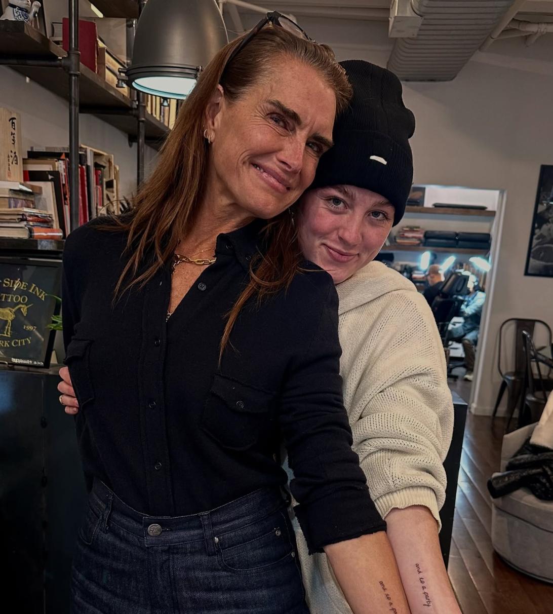 Брук Шилдс и Роуэн Хенчи похвастались парными татуировками на предплечьях с надписью "and to a party".