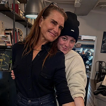 Брук Шилдс и дочь Роуэн Хенчи были очаровательны на вечеринке Alice + Olivia x Grateful Dead в среду