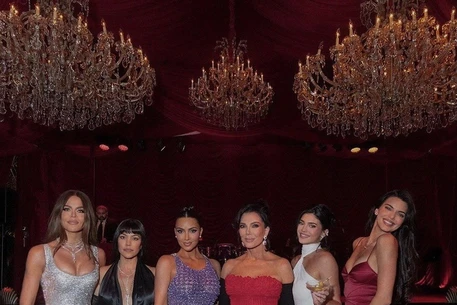 Семья Кардашьян недовольна тем, что Меган Маркл и принц Гарри «затмевают» 70-летний юбилей Крис Дженнер