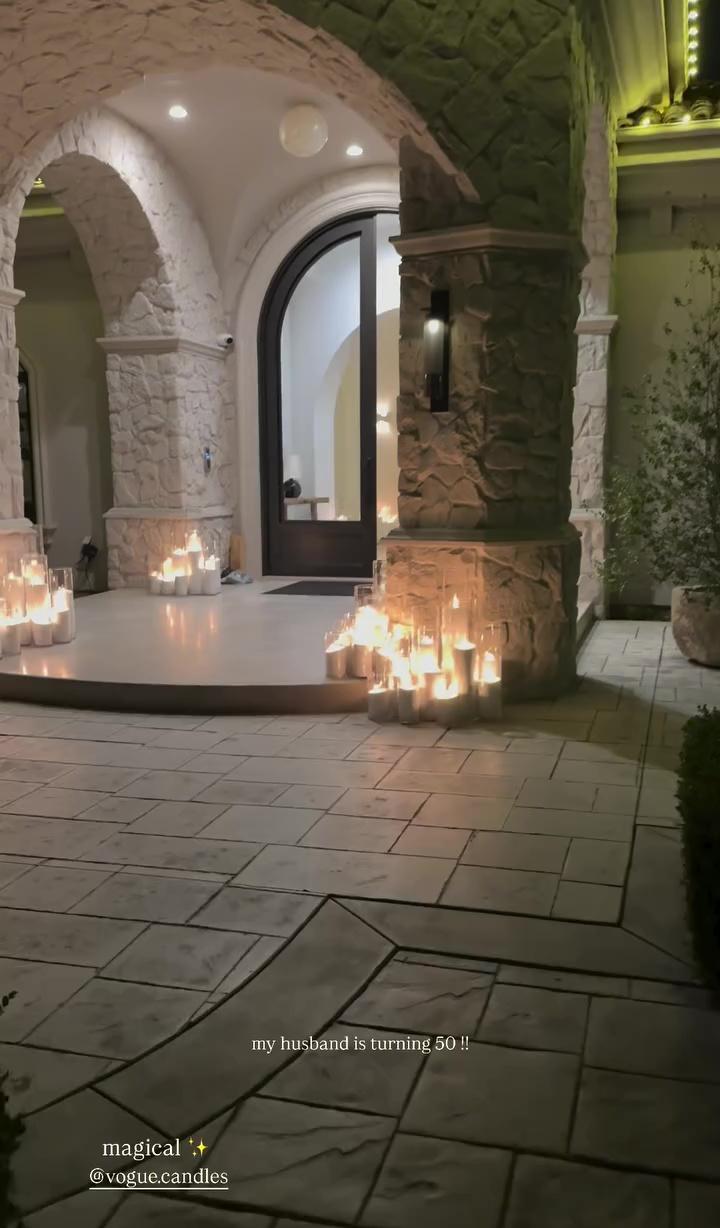 Изысканный вход в особняк Кортни Кардашьян.