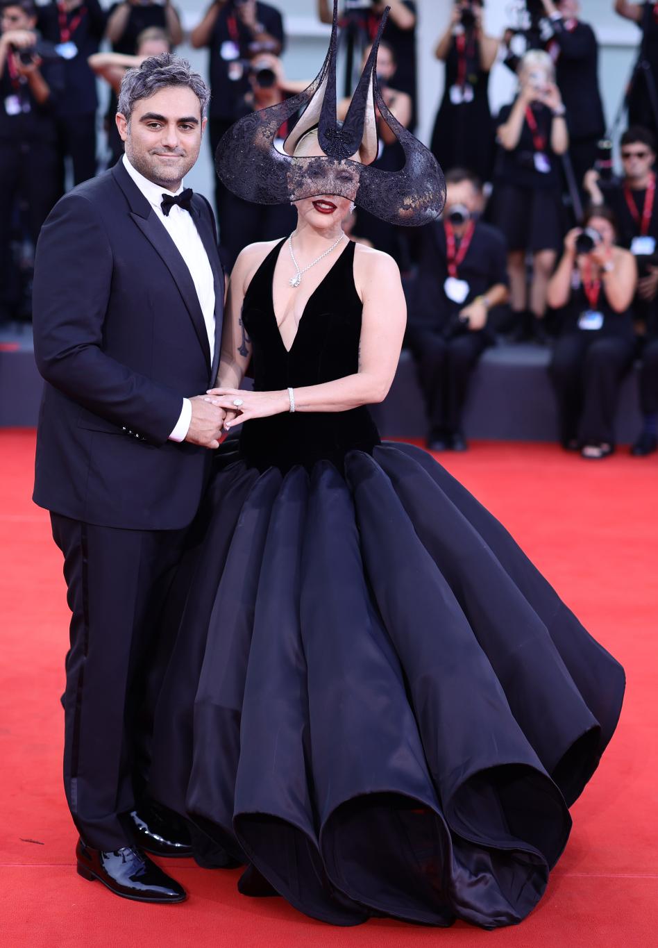 Майкл Полански и Леди Гага на красной дорожке 81-го Венецианского кинофестиваля.