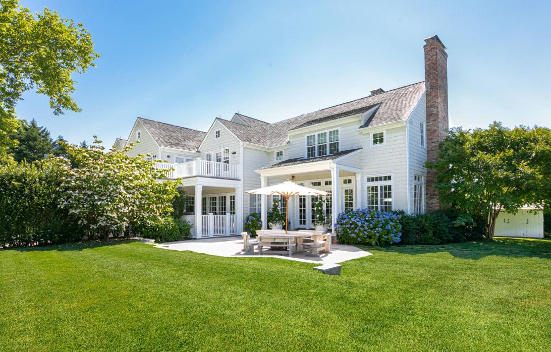 Экстерьер дома по адресу 335 Таун-Лейн, Амагансетт, Нью-Йорк, с просторным газоном и уличной обеденной зоной.