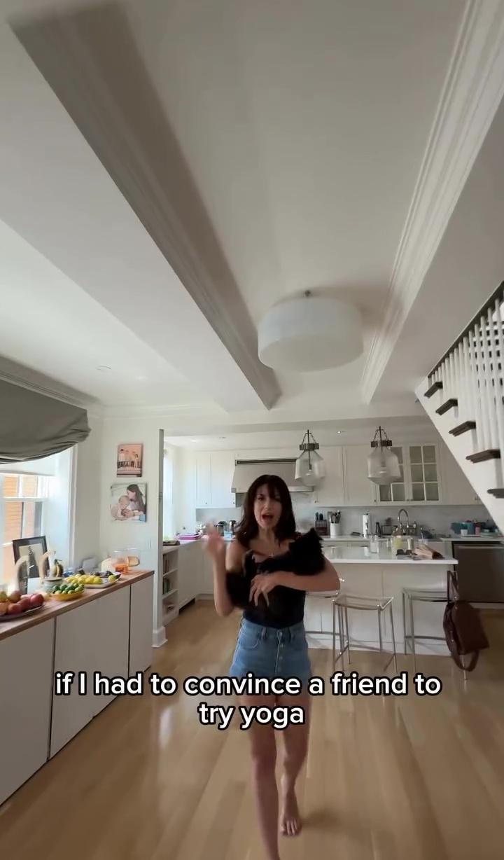 На кухне Хилария Болдуин нежно прижимает к себе маленькую собачку.