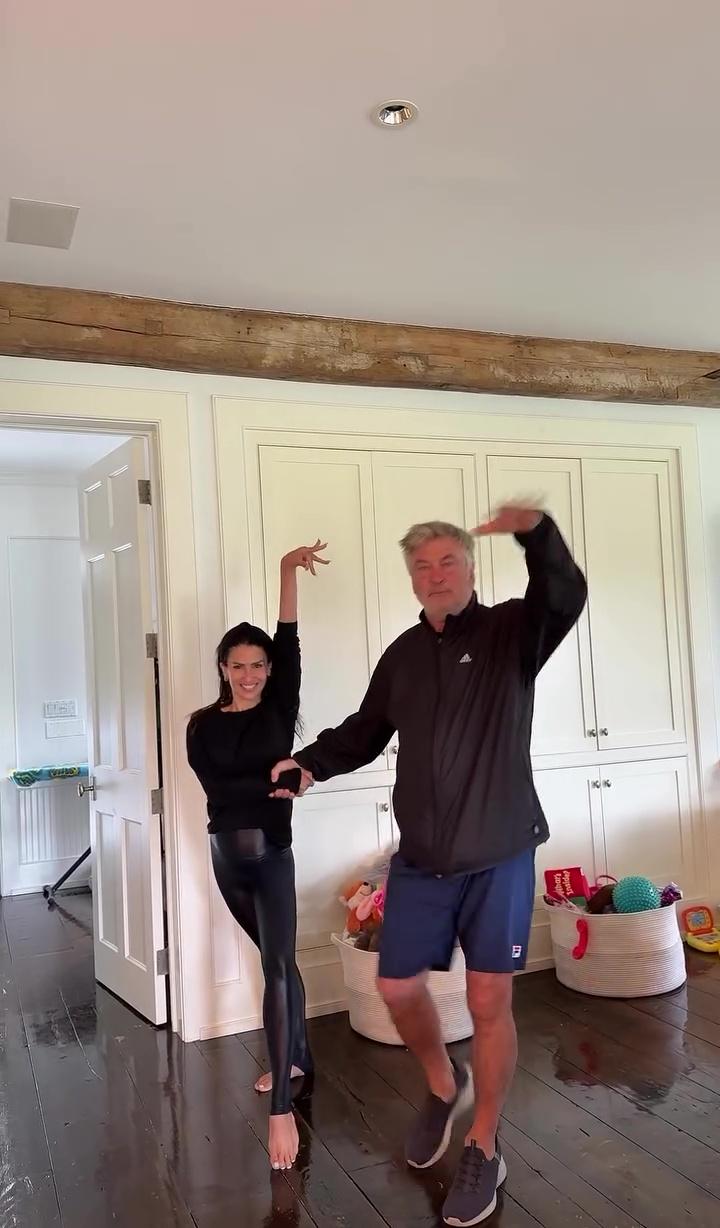 Хилари и Алек Болдуин кружатся в танце по комнате.