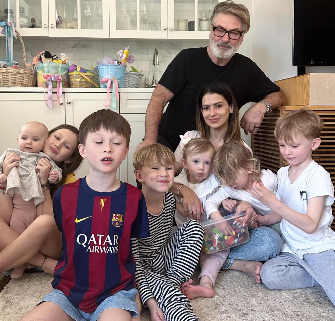 Хилари и Алек Болдуин в окружении своих детей.