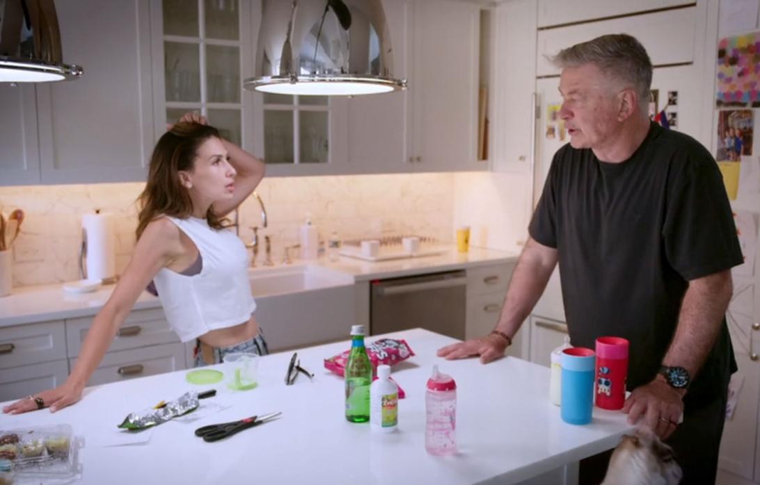 На кухне Хилари Болдуин, держась за голову, и Алек Болдуин.