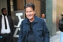 Чарли Шин и его бывшая подруга из 80-х, Долли Фокс, снова близки, после того как он приоткрыл завесу тайны их прошлой любви в своем последнем произведении «Книга Шина»