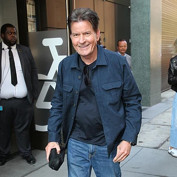 Чарли Шин и его бывшая подруга из 80-х, Долли Фокс, снова близки, после того как он приоткрыл завесу тайны их прошлой любви в своем последнем произведении «Книга Шина»