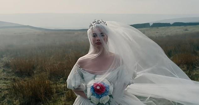 Новый клип на песню Charli XCX "Chains Of Love" предлагает смелое и оригинальное прочтение классического романа Эмили Бронте.