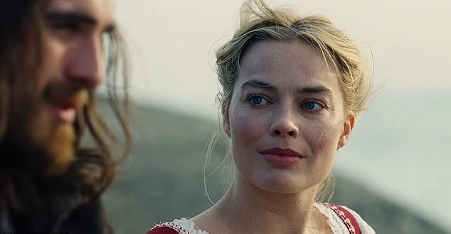 На туманных пустошах Западного Йоркшира трейлер открывается вопросом Кэтрин (Марго) к Хитклиффу (Джейкобу): что бы он сделал, став богат?