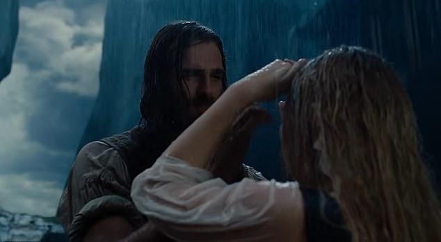 Ждущих верной адаптации любимого произведения ждет разочарование: фильм Эмеральд тяготеет к ее фирменной «стилизованной порочности».