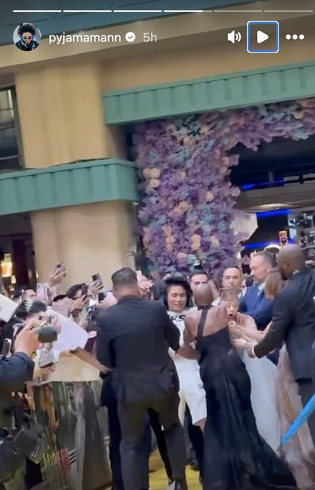 Вен репостнула кадры с красной дорожки, подписав: «Ариана, спасибо, что позволила запрыгнуть на желтую дорожку с тобой!»