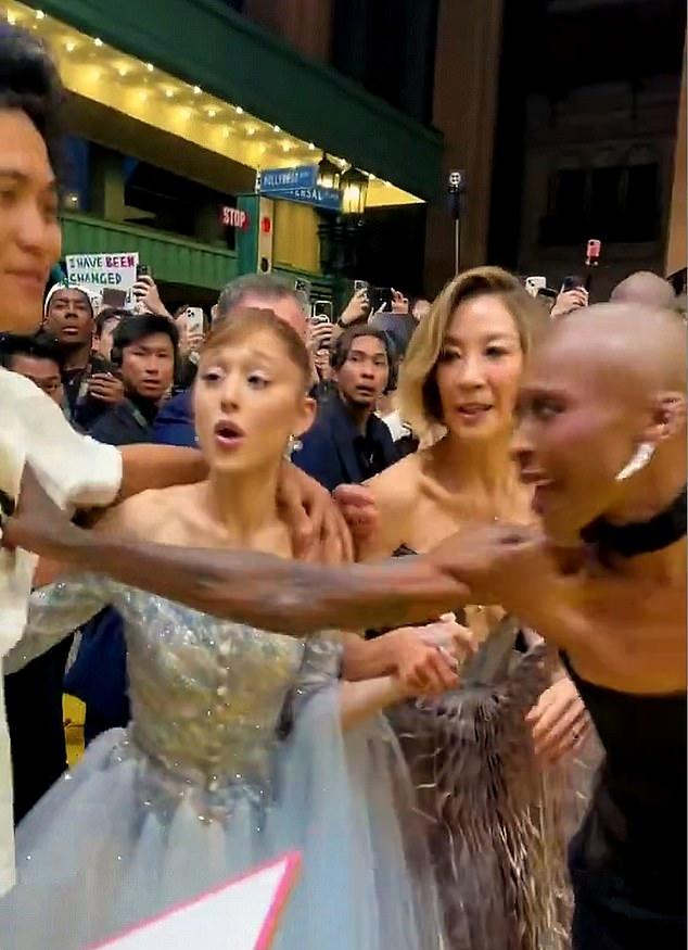 Как сообщает BBC, Вэню предъявлено обвинение в нарушении общественного порядка.