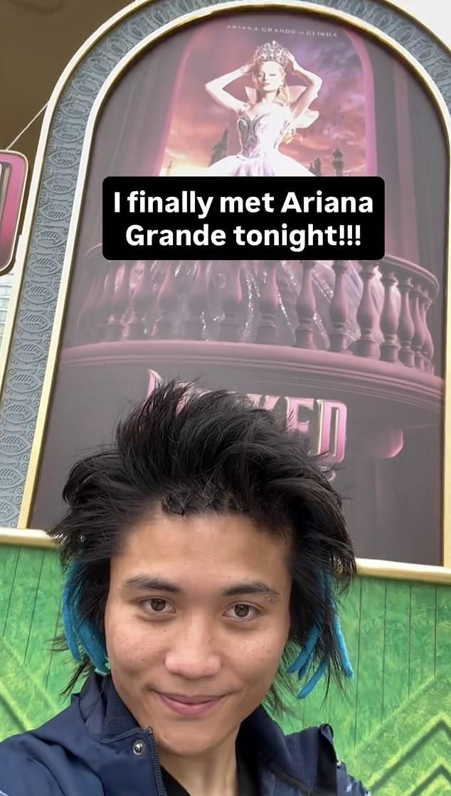 Безумный фанат Джонсон Вэнь, перепрыгнувший баррикаду и бросившийся на Ариану Гранде на премьере в Сингапуре, обвинен.