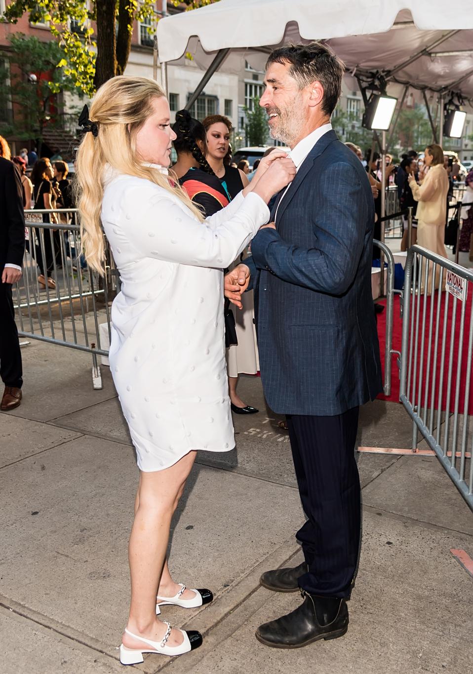 Эми Шумер заботливо поправляет своего мужа Криса Фишера.