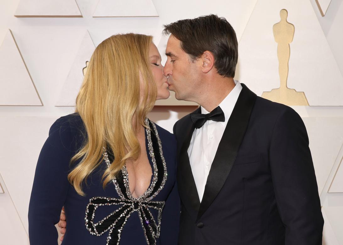 Эми Шумер и Крис Фишер запечатлены целующимися на 94-й церемонии «Оскар».