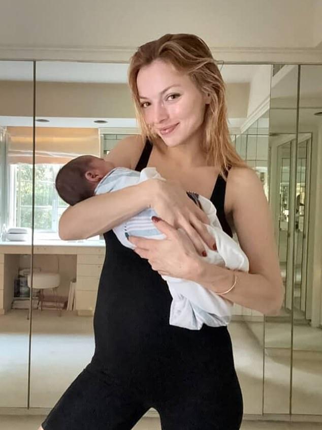 Дочь Фрэнсис Фишер показала себя в черном корсете для талии, назвав его 'любимыми вещами'. Бренд позиционирует продукт как 'послеродовой must-have'.