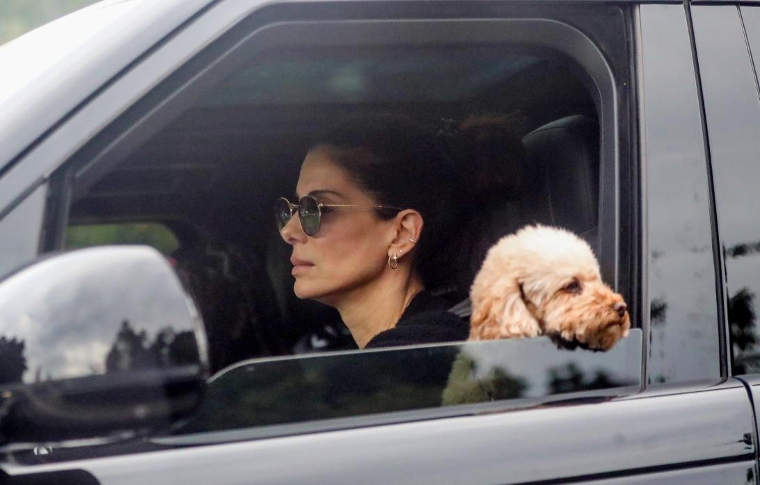 Сандра Буллок уверенно за рулём.