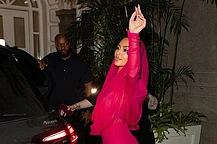 Ким Кардашьян произвела фурор в эффектном образе во время визита к статуе Христа-Искупителя в Бразилии