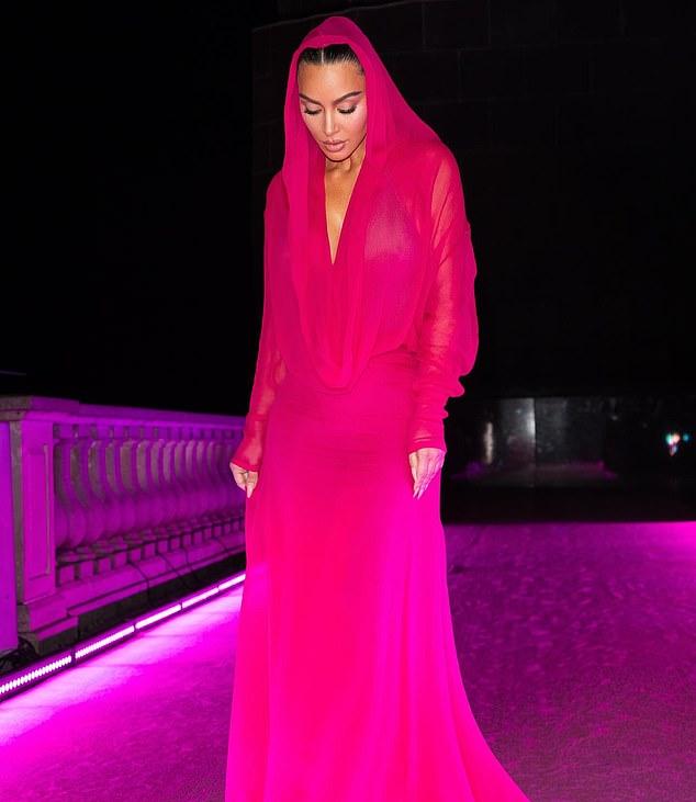 Для ночной прогулки у нее был вечерний макияж: слой туши на ресницах и легкие тени вокруг глаз.