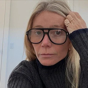 Гвинет Пэлтроу позволила поклонникам заглянуть в свой «утренний ритуал», поделившись в пятницу редким селфи без макияжа