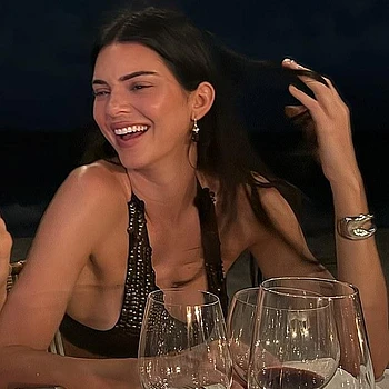 Кендалл Дженнер демонстрировала свои подтянутые ноги, позируя для рекламной кампании Adidas в Пасадене, Калифорния, в пятницу