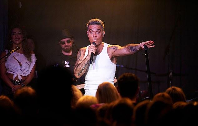 51-летний певец стал звездой в Take That (1990-1995), а затем, в 1996-м, начал сольную карьеру.