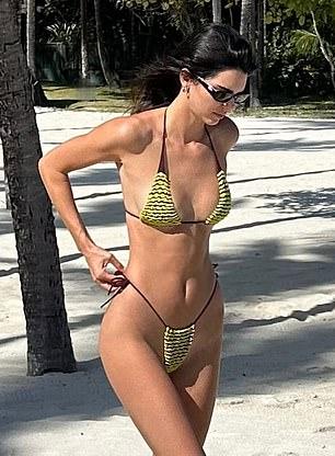 Кендалл продемонстрировала образ девушки Бонда, подтвердив любовь к франшизе, перевоплотившись в Урсулу в крошечном бикини.