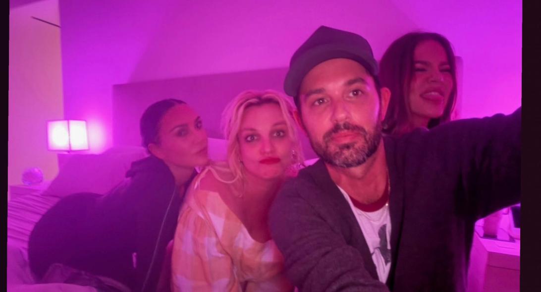 Ким Кардашьян, Бритни Спирс, Хлои Кардашьян и Кейд Хадсон позируют вместе в спальне.