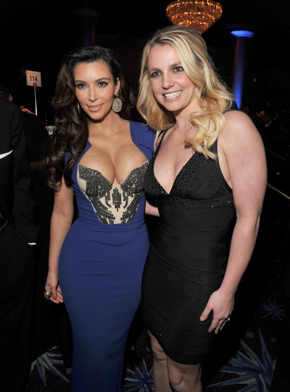 Телеведущая Ким Кардашьян и певица Бритни Спирс на гала-вечере Клайва Дэвиса и The Recording Academy.