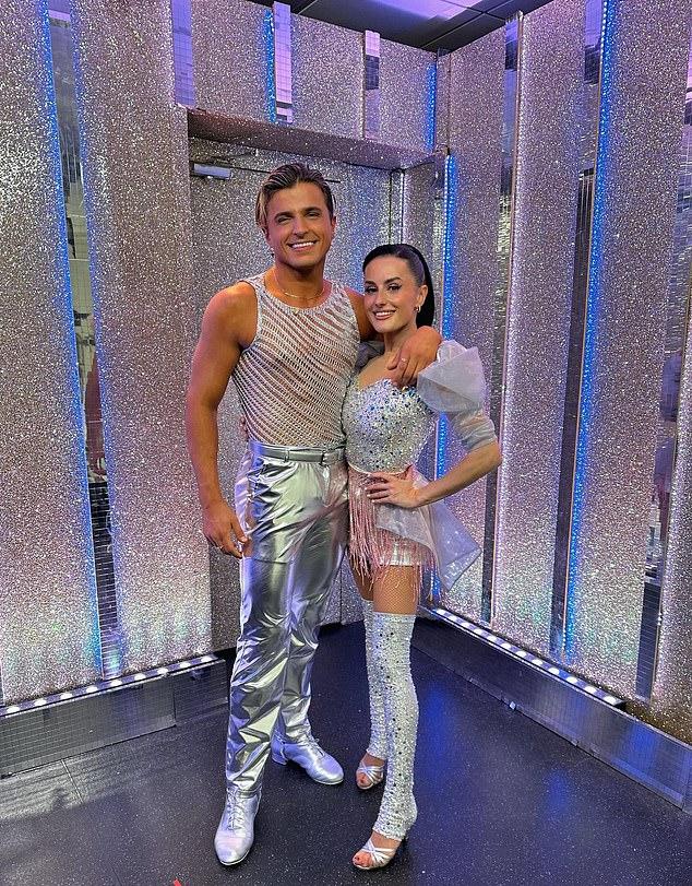 Поцелуй украинского профи Никиты и экс-звезды Love Island Амбер на репетиции породил слухи о "проклятии Strictly", вызвав бурные обсуждения.