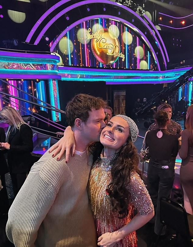 В воскресенье Эмбер вновь показала своего избранника, опубликовав снимок его поцелуя в ее щеку после шоу.