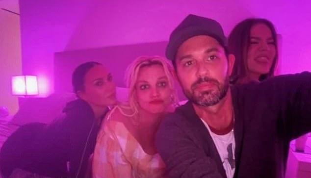 Пересечение знаменитостей так поразило фанатов, что в соцсетях они гадали: не ИИ ли это фото?