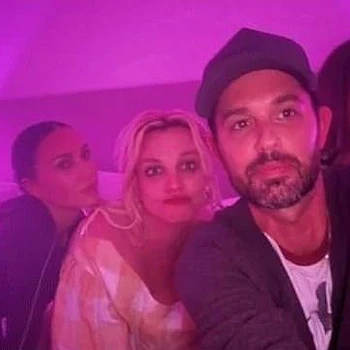 Ким Кардашьян повергла поклонников в шок, рассказав о пижамной вечеринке с суперзвездой Бритни Спирс