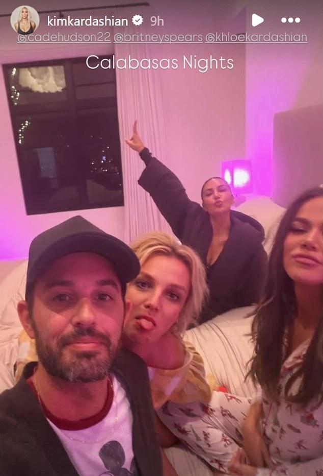Ким Кардашьян огорошила фанатов: она, Хлои, Бритни Спирс и её друг Кейд Хадсон устроили пижамную вечеринку.
