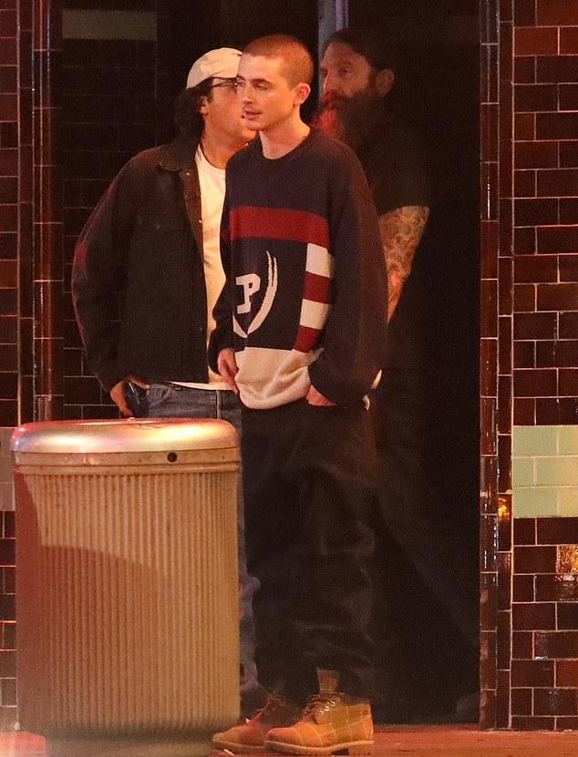 Невозмутимый Тимоти Шаламе появился с друзьями в Голливуде в пятницу, через несколько дней после разрыва с Кайли Дженнер.