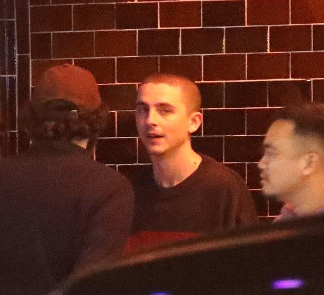 Звезда с беззаботной улыбкой покидал голливудский клуб в компании друзей, выглядя абсолютно счастливым.