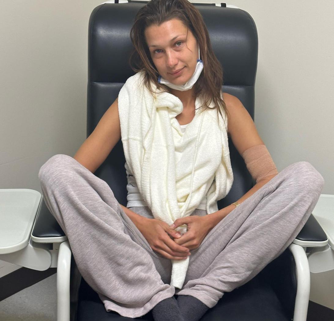 Белла Хадид в медицинском кресле, восстанавливаясь после изнурительного лечения болезни Лайма.