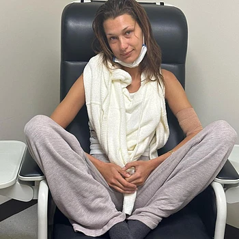 Белла Хадид делится подробностями своей продолжающейся борьбы с болезнью Лайма