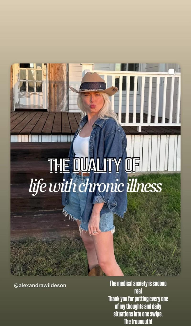 Женщина в ковбойской шляпе и джинсах перед домом символизирует двойственность жизни с хронической болезнью и глубокую медицинскую тревожность.