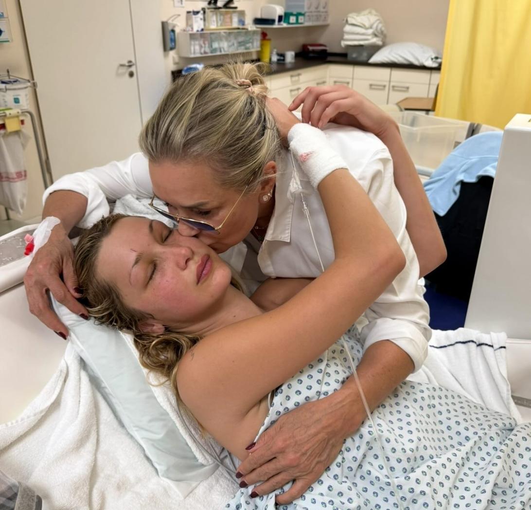 Иоланда Хадид нежно целует Беллу в лоб в больничной палате.